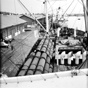 Vrachtschepen in de haven van Port of Spain op Trinidad, Bestanddeelnr 252-5363