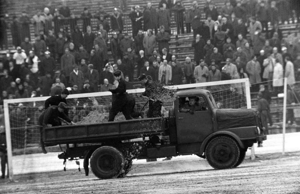Vorwarts Berlin tegen Feyenoord 1-0 in Europa Cup I . Zand strooien in de pauze, Bestanddeelnr 923-3162