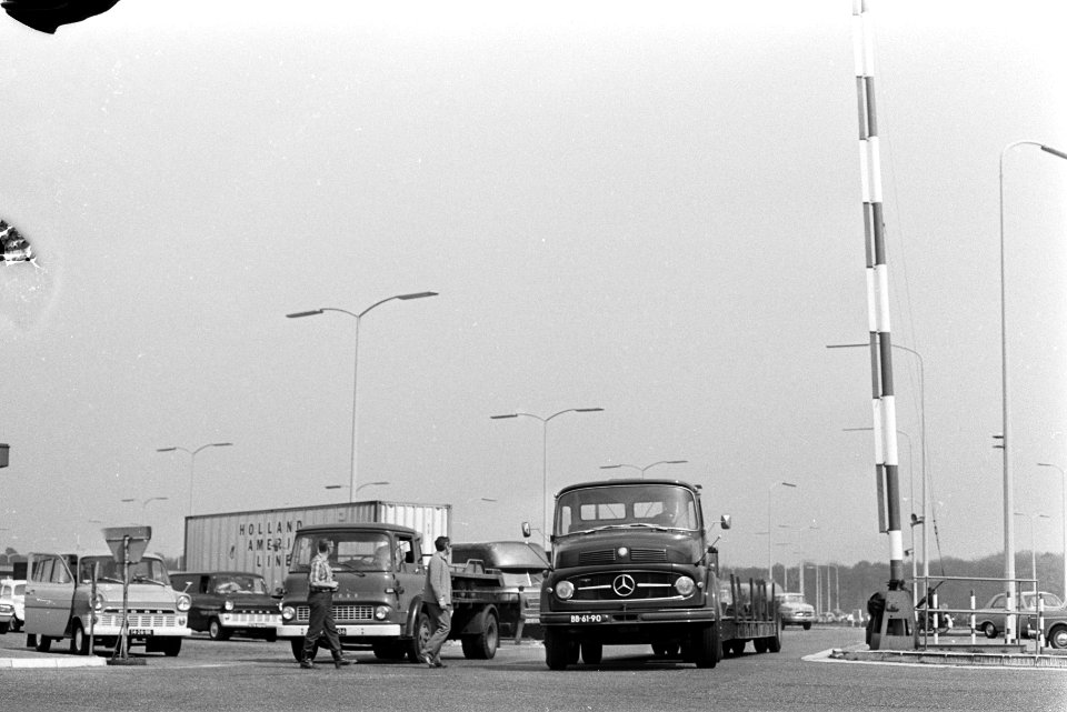 Vrachtrijders in moeilijkheden aan de grens, hier te Berg Een der Duitse chauffe, Bestanddeelnr 921-2753