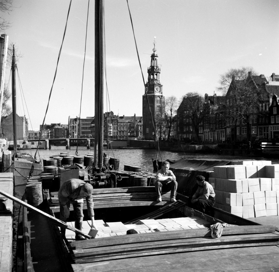 Vrachtschepen bij de Oude Schans met op de achtergrond de Montelbaanstoren, Bestanddeelnr 254-3274