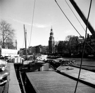 Vrachtschepen bij de Oude Schans met op de achtergrond de Montelbaanstoren, Bestanddeelnr 254-3275