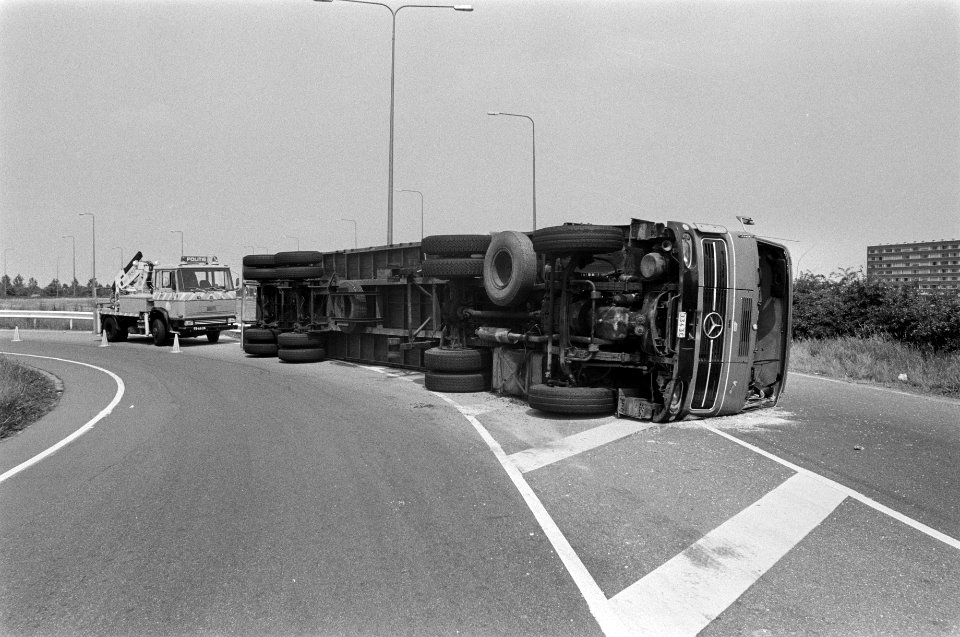 Vrachtwagencombinatie gekanteld op afslag Leeuwarderweg in Amsterdam Noord, Bestanddeelnr 927-2626