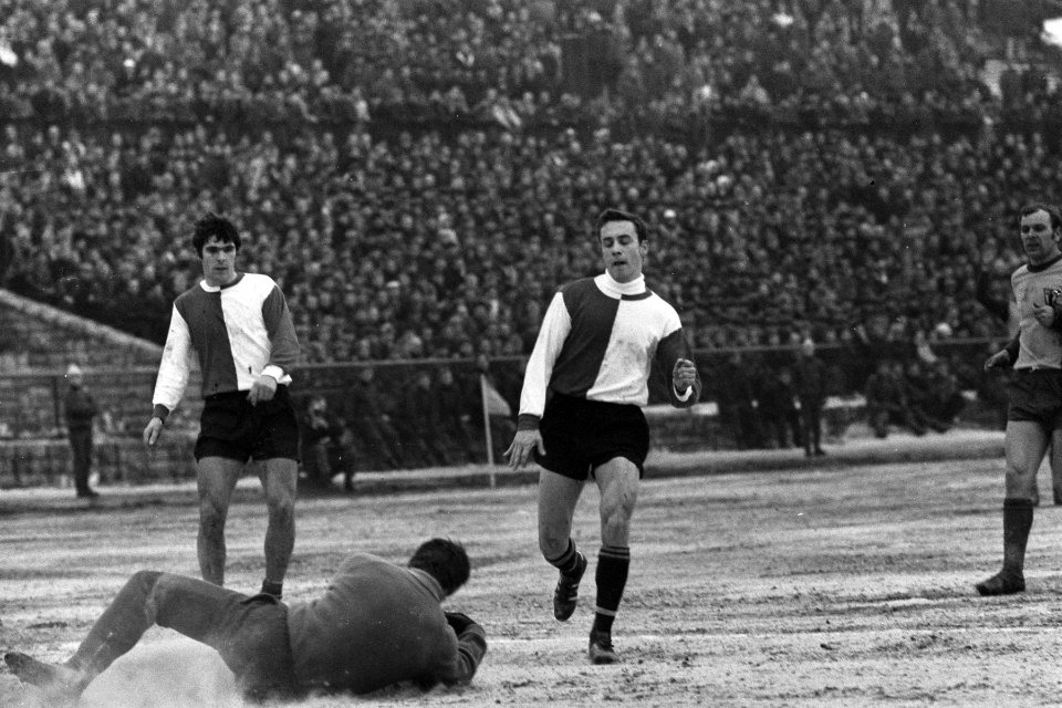 Vorwarts Berlin tegen Feyenoord 1-0 in Europa Cup I. Keeper Zulkowski (op rug) d, Bestanddeelnr 923-3151
