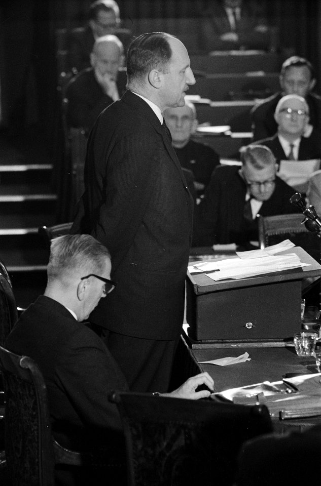 Vragen in Tweede Kamer over kernexplosies. Minister Luns aan het woord, Bestanddeelnr 913-1028