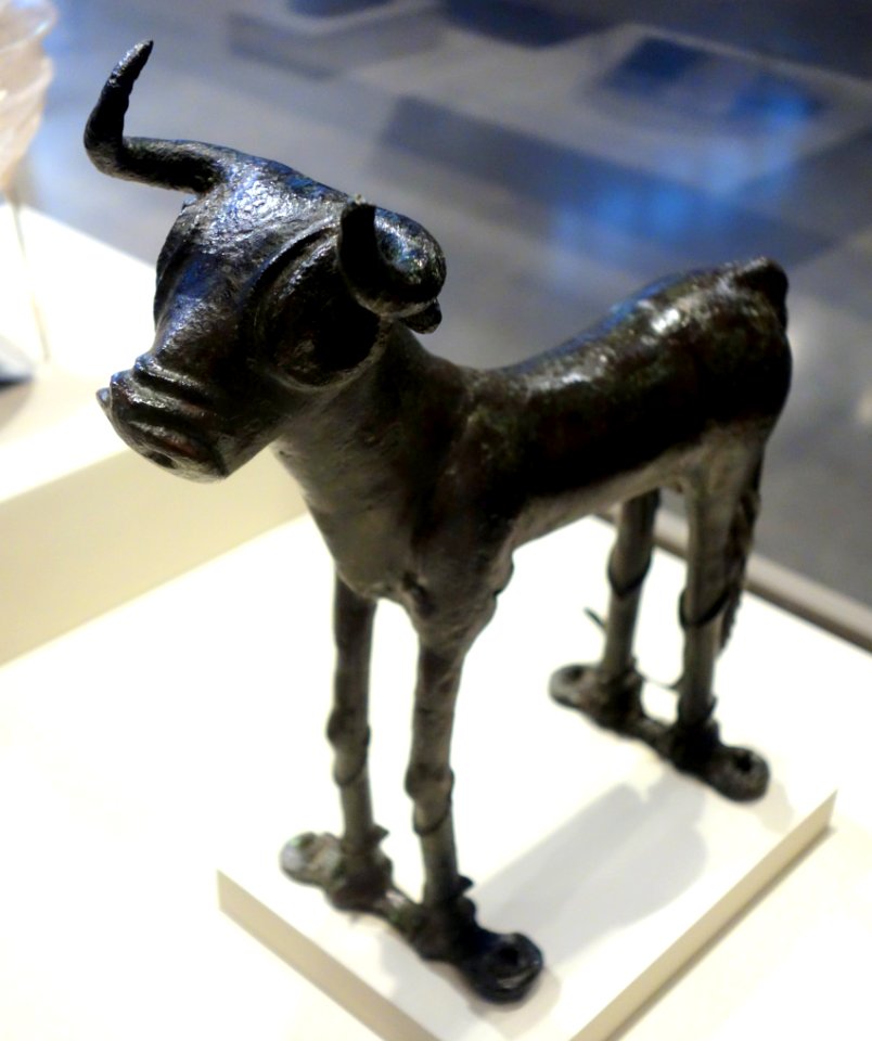Votive calf, Iraq, Sumerian, Early Dynastic III period, about 2400 BC, hollow cast bronze around ceramic core - Cincinnati Art Museum - DSC03969