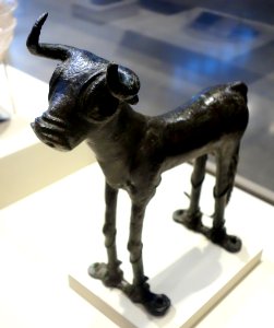 Votive calf, Iraq, Sumerian, Early Dynastic III period, about 2400 BC, hollow cast bronze around ceramic core - Cincinnati Art Museum - DSC03969