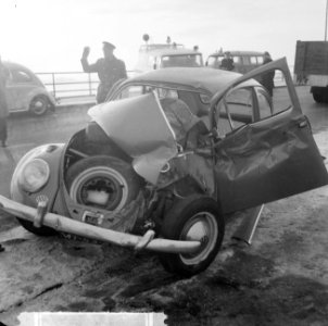 Vrachtwagen door leuning van Schellingwouderbrug, de personenauto die ongeluk ve, Bestanddeelnr 917-2865