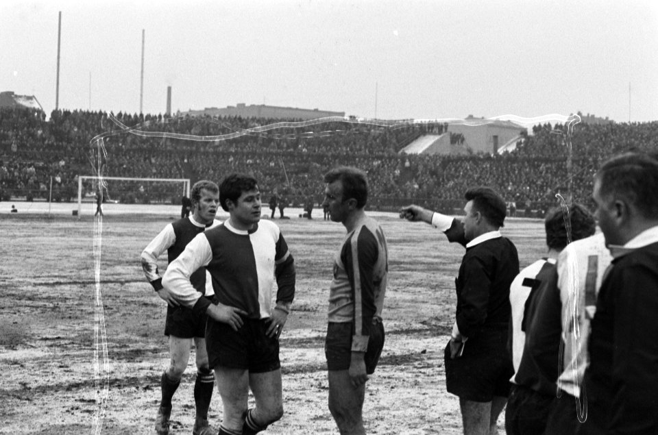 Vorwarts Berlin tegen Feyenoord 1-0 in Europa Cup I . Scheidsrechter Jones stuur, Bestanddeelnr 923-3167