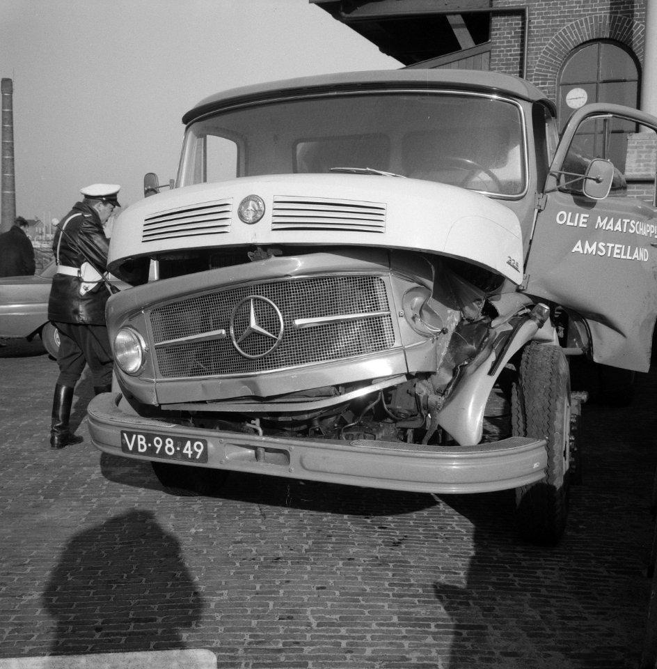 Vrachtauto tegen trein te Aalsmeer, de beschadigde vrachtauto, Bestanddeelnr 920-0819