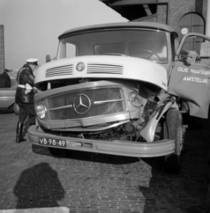 Vrachtauto tegen trein te Aalsmeer, de beschadigde vrachtauto, Bestanddeelnr 920-0819