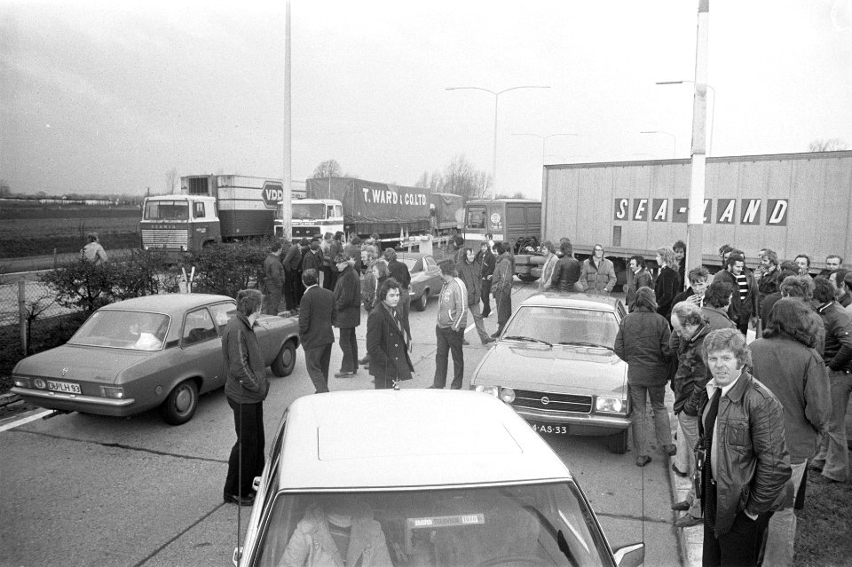 Vrachtwagenchauffeurs blokkeren grensovergang uit protest tegen verplichte tach…, Bestanddeelnr 927-6096