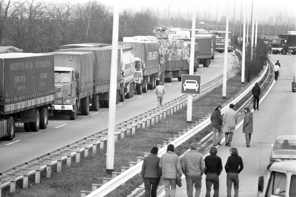 Vrachtwagenchauffeurs blokkeren grensovergang uit protest tegen verplichte tach…, Bestanddeelnr 927-6094