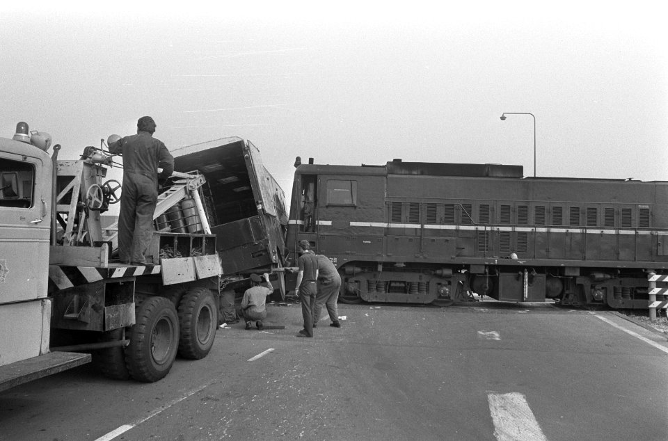 Vrachtwagen tegen trein gebotst op Basisweg bij Sloterdijk, Bestanddeelnr 926-5268
