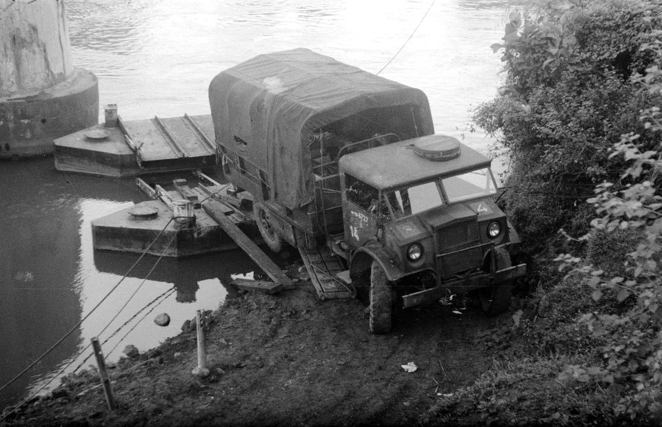 Vrachtwagen wordt op een ponton gemanoevreerd, Bestanddeelnr 2930