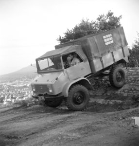 Vrachtwagens, chauffeurs, heuvels, sttruiken, Bestanddeelnr 251-8983