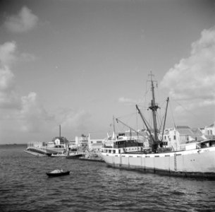 Vrachtschip aan de kade in Otrabanda in Willemstad op Curaçao, Bestanddeelnr 252-7191