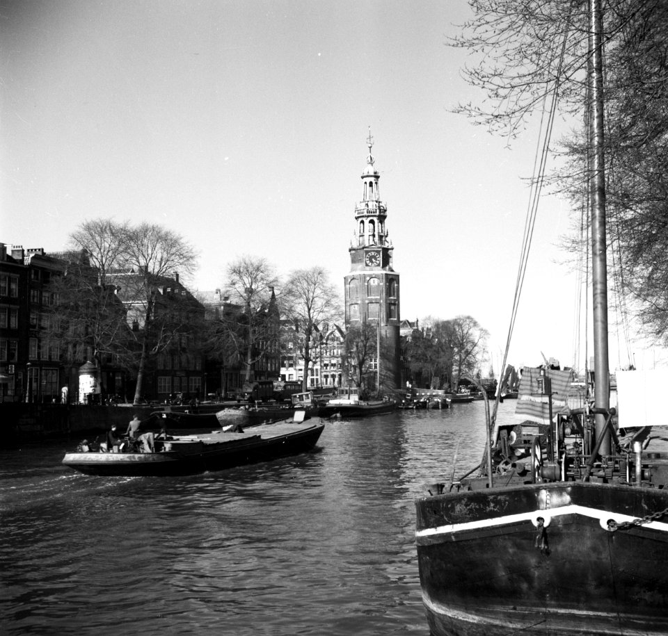 Vrachtschepen bij de Oude Schans met op de achtergrond de Montelbaanstoren, Bestanddeelnr 254-3267