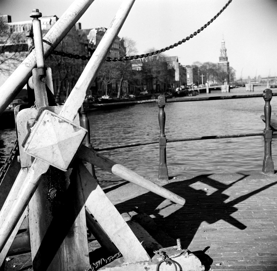 Vrachtschepen bij de Oude Schans met op de achtergrond de Montelbaanstoren, Bestanddeelnr 254-3266