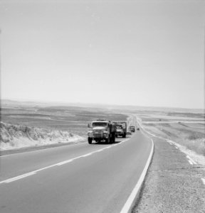 Vrachtwagens op een verharde weg door het landschap, Bestanddeelnr 255-2219 photo