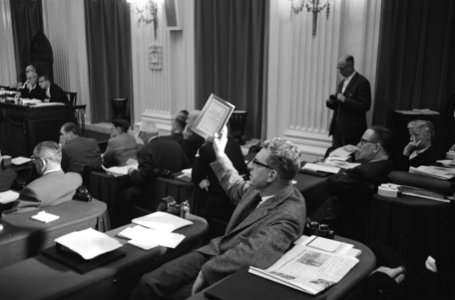 Vragen in Tweede Kamer over kernexplosies. Bakker-communist schreeuwt er doorhee, Bestanddeelnr 913-1032