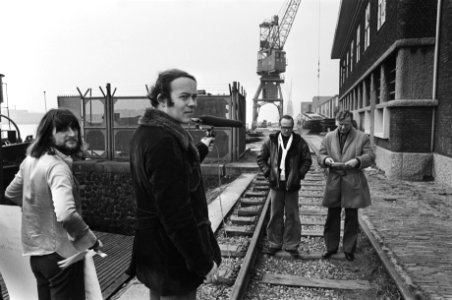 VPRO filmt op Javakade voor de Van Oekelshow vlnr Wim T Schippers , gelui, Bestanddeelnr 928-4718