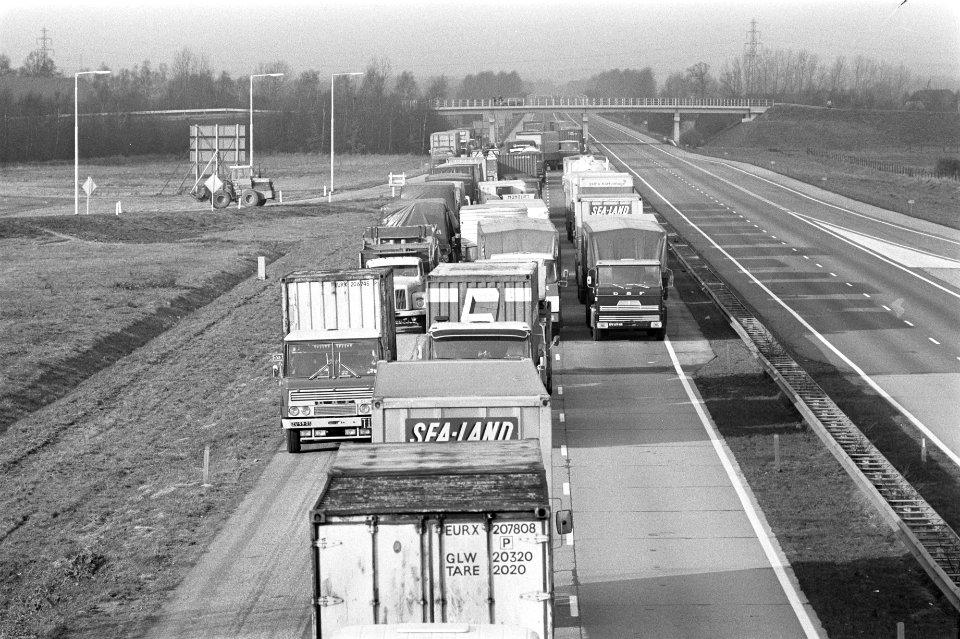 Vrachtwagenchauffeurs blokkeren grensovergang uit protest tegen verplichte tach…, Bestanddeelnr 927-6095