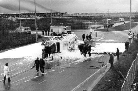 Vrachtwagens, benzine, verkeersongevallen, brandweer, Bestanddeelnr 930-2336