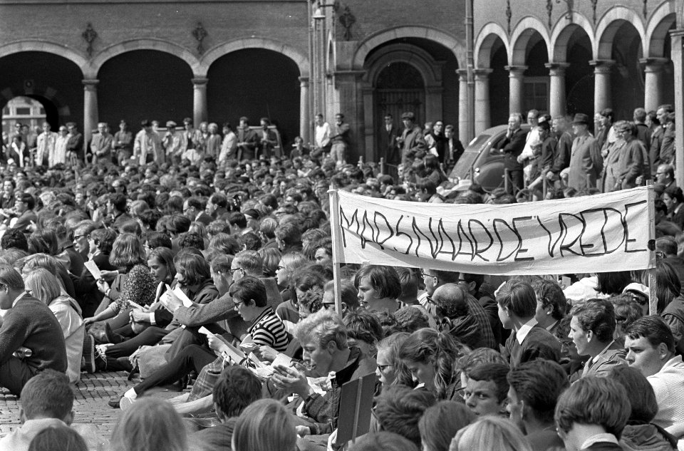 Vredesmars van Rotterdam naar Den Haag , op het Binnenhof meer dan duizend jonge, Bestanddeelnr 920-3245