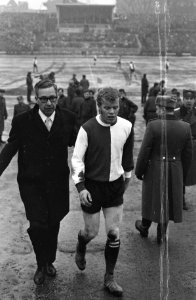 Vorwarts Berlin tegen Feyenoord 1-0 in Europa Cup I . Piet Romeijn verlaat veld , Bestanddeelnr 923-3165