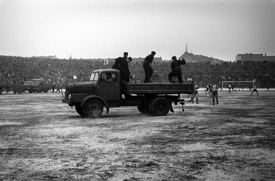 Vorwarts Berlin tegen Feyenoord 1-0 in Europa Cup I . Legerautos strooien in de , Bestanddeelnr 923-3153