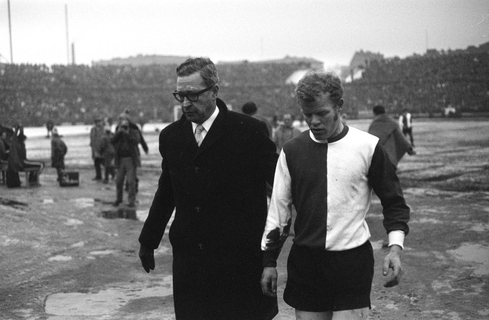 Vorwarts Berlin tegen Feyenoord 1-0 in Europa Cup I . Romeijn (rechts) verlaat h, Bestanddeelnr 923-3160