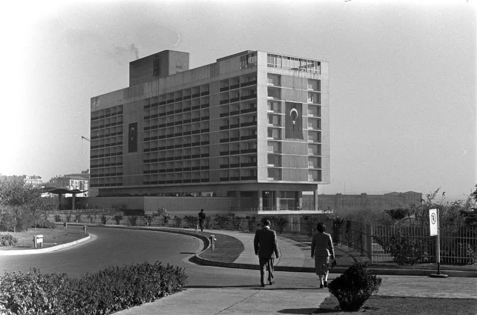 Vraagteken vlucht Lockheed Electra naar Istanbul Hilton Hotel, Bestanddeelnr 910-7821