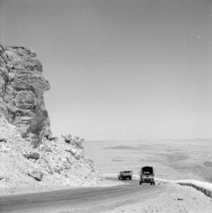 Vrachtwagens op de weg naar Eilat passeren een rotsformatie, Bestanddeelnr 255-3348 photo