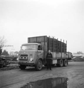 Vrachtwagens, boomstammen, arbeiders, Bestanddeelnr 253-5402