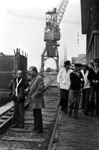 VPRO filmt op Javakade voor de Van Oekelshow vlnr Rijk de Gooyer en Emile , Bestanddeelnr 928-4719