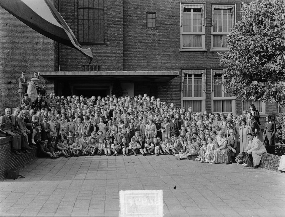 Vossius-gymnasium Amsterdam bestaat 25 jaar. Grote groep scholieren voor de scho, Bestanddeelnr 904-6678