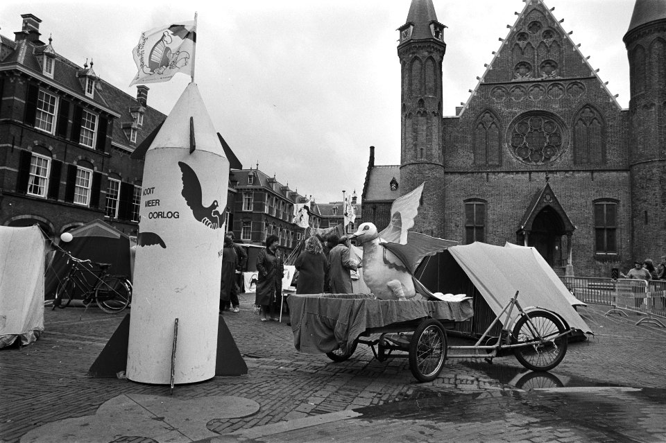 Vredeskamp op het Binnenhof raket en vredesduif op Binnenhof, Bestanddeelnr 932-9614