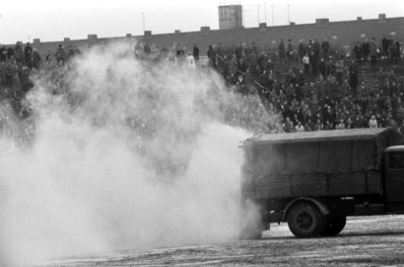 Vorwarts Berlin tegen Feyenoord 1-0 in Europa Cup I . Zand strooien in de pauze,, Bestanddeelnr 923-3164