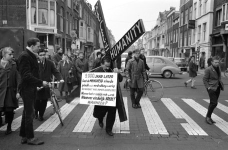 Vredeskruistocht door Edmond Khayat . Tocht door Den Haag, Bestanddeelnr 913-2681