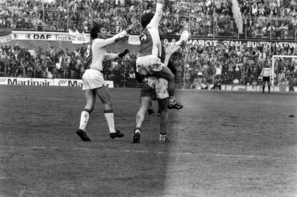 Vreugde na een tweede doelpunt van Ajax Johan Cruijff feliciteert Sören Lerby d, Bestanddeelnr 932-5756