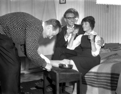 Vreugde ten huize van Dick Schallres over het winnen van Teddy Scholten , Dick S, Bestanddeelnr 910-2068