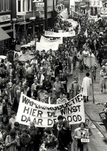 Vredesmars. Demontranten in de Kruisstraat, in het kader van de Vredesweek. Bij de Hema ziende naar het noorden. Aangekocht in 1983 van fotograaf C. de Boer. - Negatiefnummer 22346 k 28. - G, NL-HlmNHA 54013179