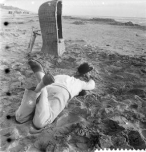 Vreemde situatie aan het Nederlandse strand, man met hele lichaam in het zand, Bestanddeelnr 910-3939 photo