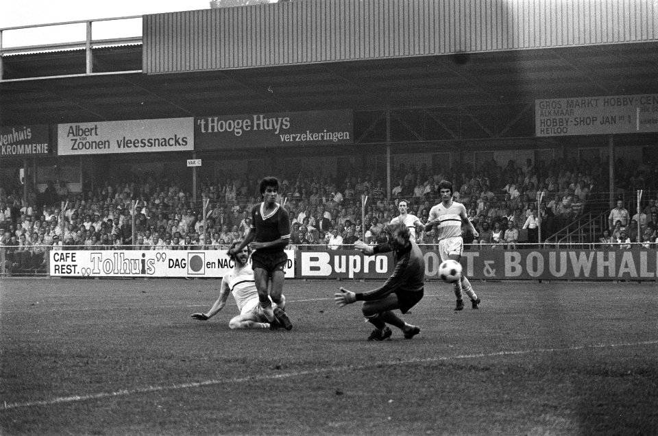 Vosmaer (l) scoort langs keeper Doesburg, Bestanddeelnr 928-0984