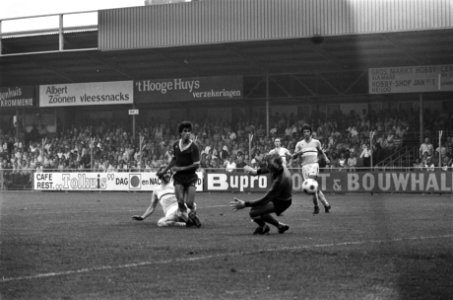 Vosmaer (l) scoort langs keeper Doesburg, Bestanddeelnr 928-0984