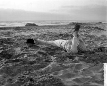 Vreemde situatie aan het Nederlandse strand, man met hele lichaam in het zand, Bestanddeelnr 910-3931