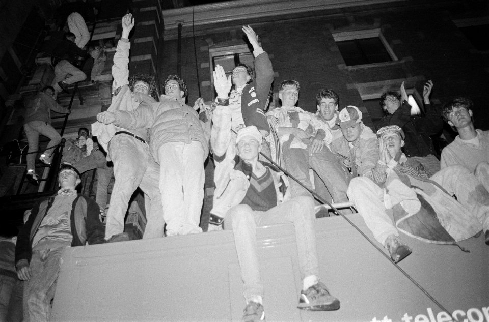 Vreugde in Amsterdam na winnen Europacup II wedstrijd door Ajax Rembrandtsplein, Bestanddeelnr 933-9779