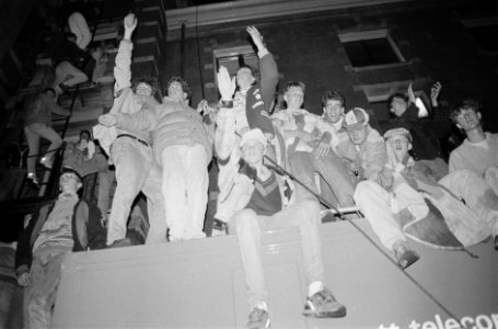 Vreugde in Amsterdam na winnen Europacup II wedstrijd door Ajax Rembrandtsplein, Bestanddeelnr 933-9779