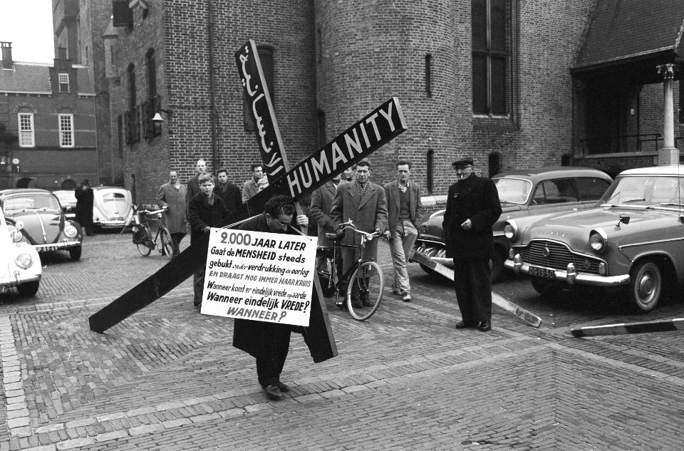 Vredeskruistocht door Edmond Khayat . Tocht door Den Haag, Bestanddeelnr 913-2684