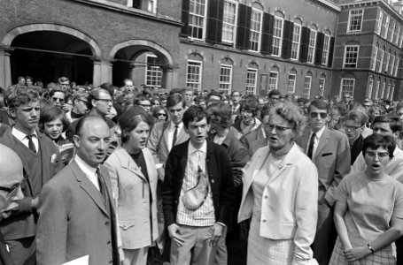 Vredesmars van Rotterdam naar Den Haag , op het Binnenhof, Bestanddeelnr 920-3250
